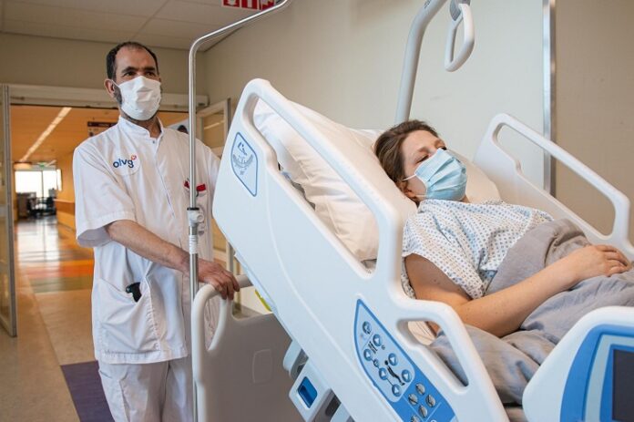 Hillrom smart bedden - foto van patiëntenvervoer in smart bed over de gang