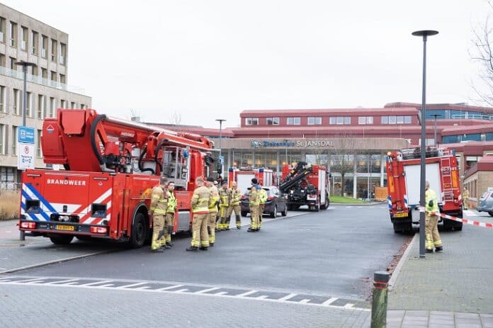 St Jansdal - foto brandweerauto's voor het ziekenhuis