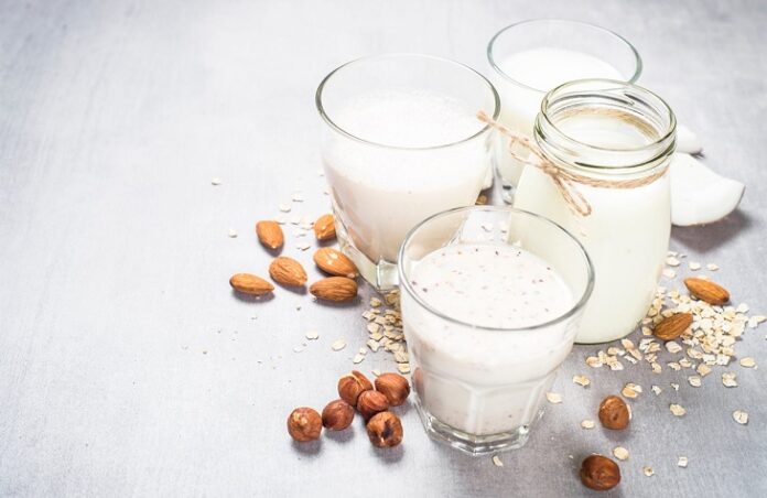 vlees en zuivel - foto glazen met plant-basedmelk