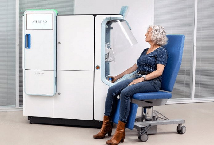 Vitestro - foto van patiënt aan het bloedafname-apparaat