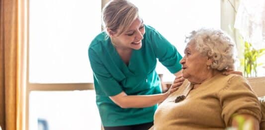 infographic - foto ouderenzorg - verzorgster en oudere dame