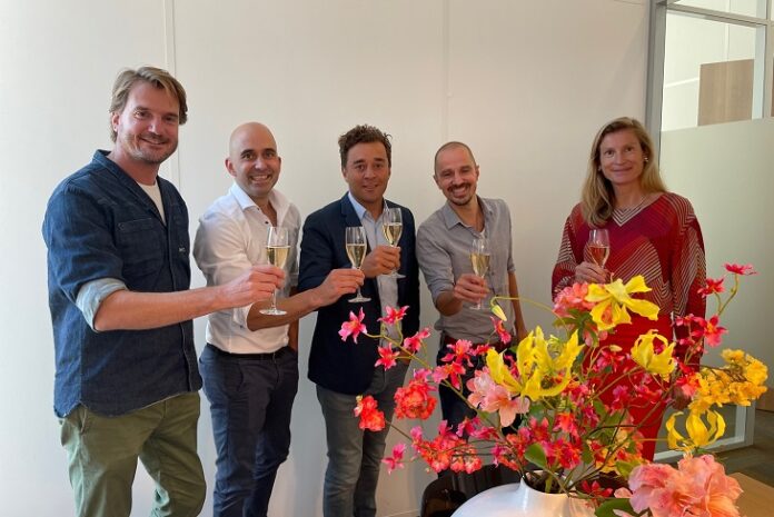 Zorgdomein - foto 5 blije mensen na ondertekening overeenkost