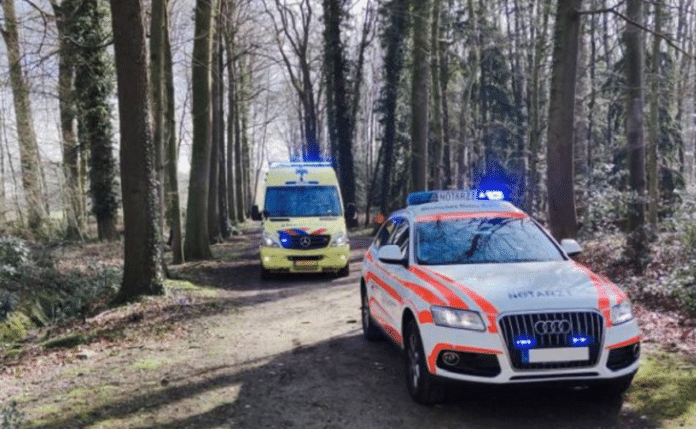 grensoverstijgende samenwerking - foto van Duitse Notartzt-aut en Nederlandse ambulance