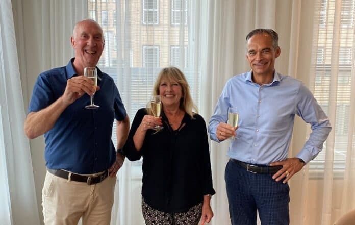 CaTec - foto van 3 blije mensenna tekening overnameovereenkomst