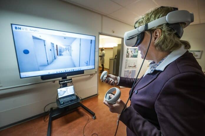 Amphia - ziekenhuisbestuurder doet brandoefening met VR-bril