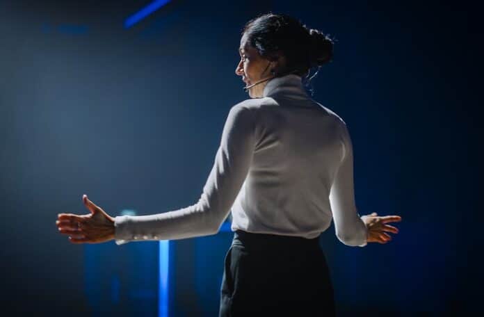 Hospital Leadership - vrouwelijke bestuurder houdt toespraak