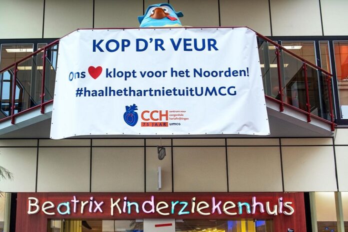 kinderhartcentrum - spandoek in het UMCG met protest tegen voorgenomen sluiting van hun kinderhartcentrum