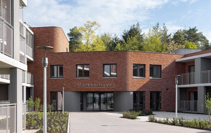 Marken Haven te Beekbergen, entree van het gebouw