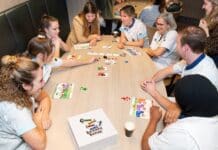 BeddenBende - verpleegkundigen spelen bordspel rond een ovale tafel