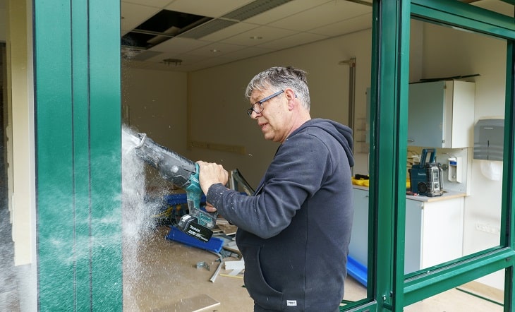 Rijnstate - bouwvakker werkt aan verplaatsen entree