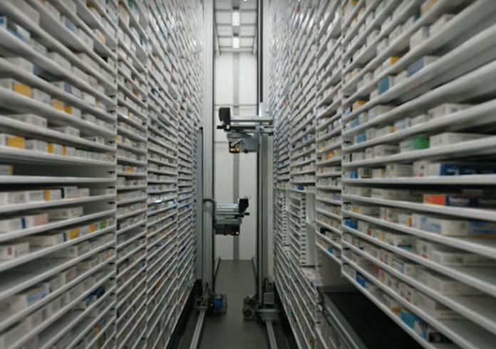 medicatierobot is aan het orderpicken in het medicatiemagazijn