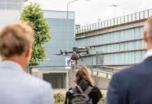 Drones - drone vliegt bij de ontvangstplaats van het ziekenhuis