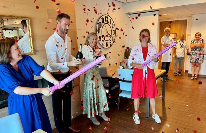 Feestelijke opening van de nieuwe afdeling door bestuurders