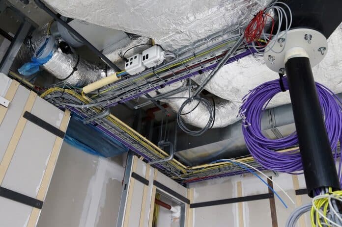 KUBR - stockbeeld installatietechniek - open plafond met leidingen