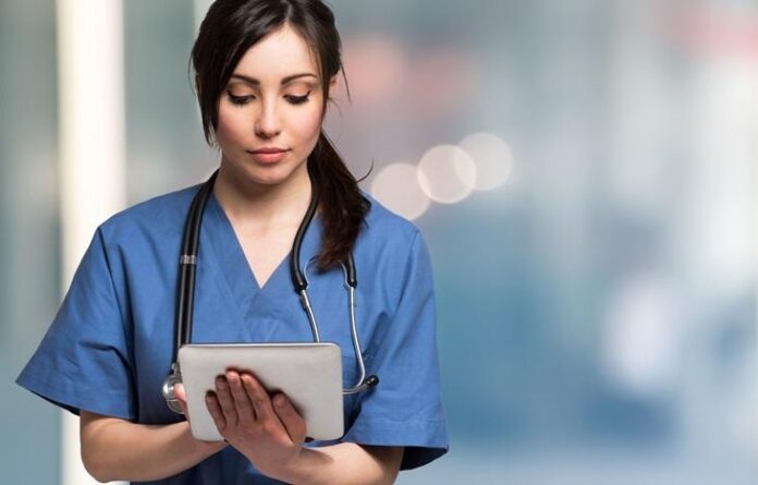 zorgverlener met iPad