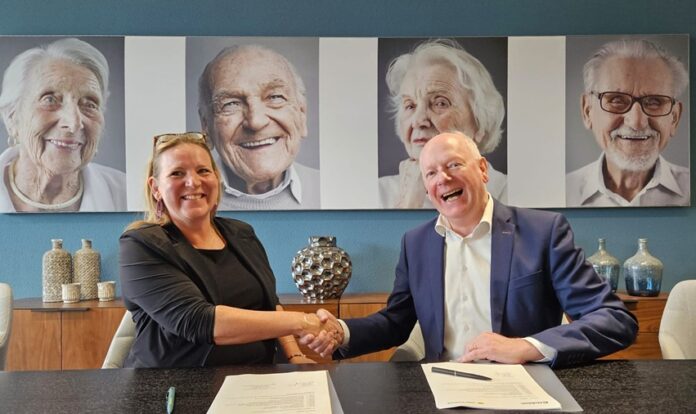 Marijke Nas, statutair directeur Dura Vermeer Bouw Midden West en directeur Peter Boerenfijn van Habion schudden handen na de ondertekening van de overeenkomst