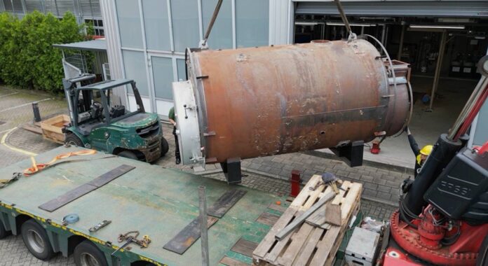 De ontmantelde stoomketel verlaat het BovenIJ