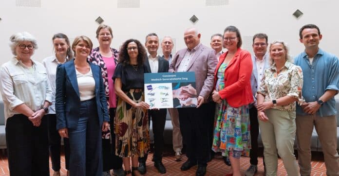 Convenant_MGZ Vertegenwoordigers van alle betrokken partijen poseren met een groot kartonnen 'convenant MGZ'