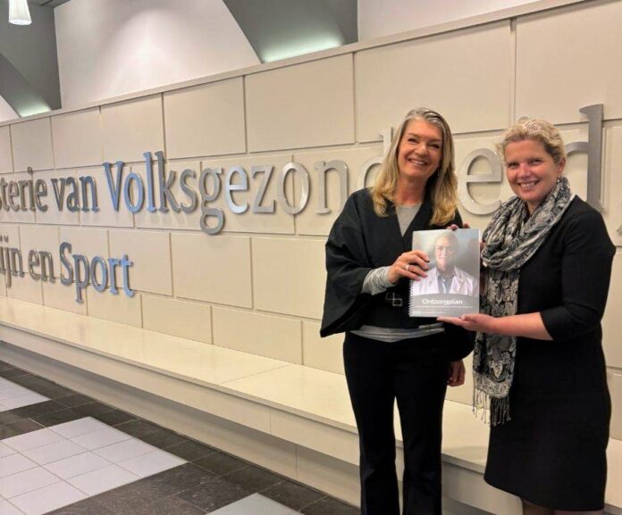 Overhandiging van het Mediq Ontzorgplan in de hal van het ministerie van VWS