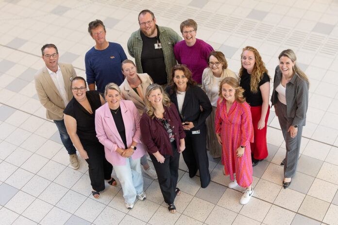 Lynn Newberry (vooraan, in het midden) met collega’s van Treant