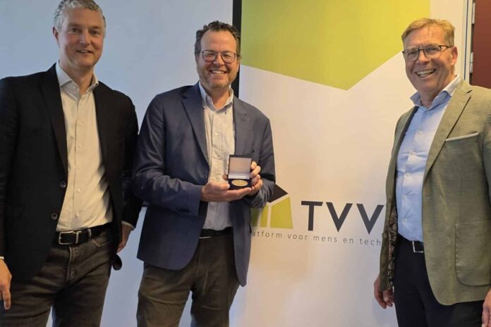 Atze Boerstra na de uitreiking met de TVVL Penning 2025. Naast hem 2 heren die de penning hebben uitgereikt.