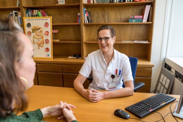 Zorgverlener en patiënt in de spreekkamer