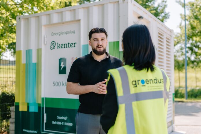 2 personen voor batterij-container Kenter. Een van de twee draagt een Groendus-hesje
