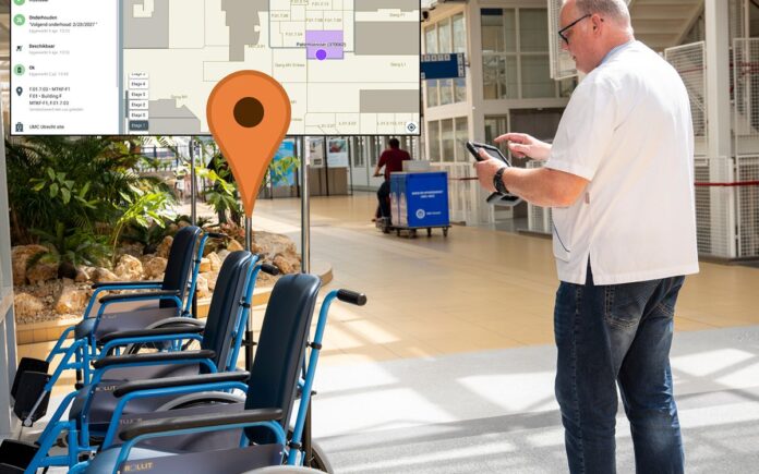 ziekenhuismedewerker bij rolstoel