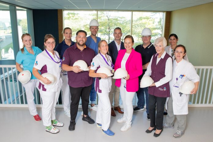 medewerkers, groep, bouwhelmen, verbouw, nieuwbouw 12 medewerkers van het Albert Schweitzer Ziekenhuis poseren met bouwhelmen.