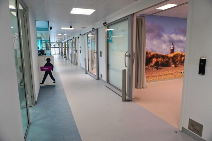 Nij Smellinghe gang-acute-zorg-260825-web Gang van de Afdeling Acute Zorg van Ziekenhuis Nij Smellinghe in Drachten