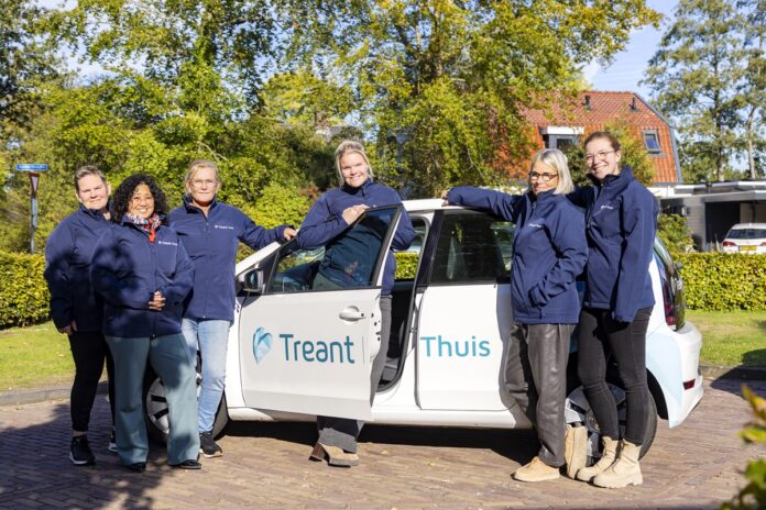Collega’s van Treant Thuis bij een van de auto’s