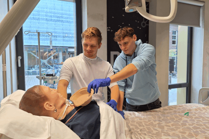 2 MBO-studenten met patiënt-pop