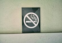 muurbordje met symbool 'roken verboden'