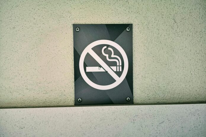 pexels-georgemorina-5142370- stoppen met roken muurbordje met symbool 'roken verboden'