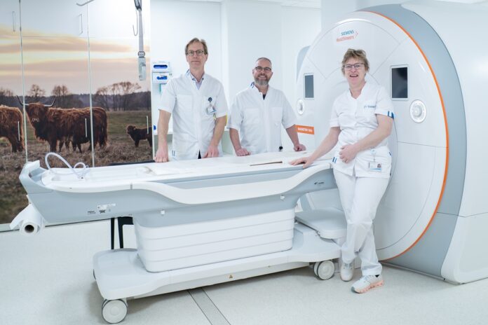 Treant / Hoofdonderzoeker Alie Vegter, met in de achtergrond Hein Stallmann (l) en Alward van Ruiten (r) | Foto: Treant