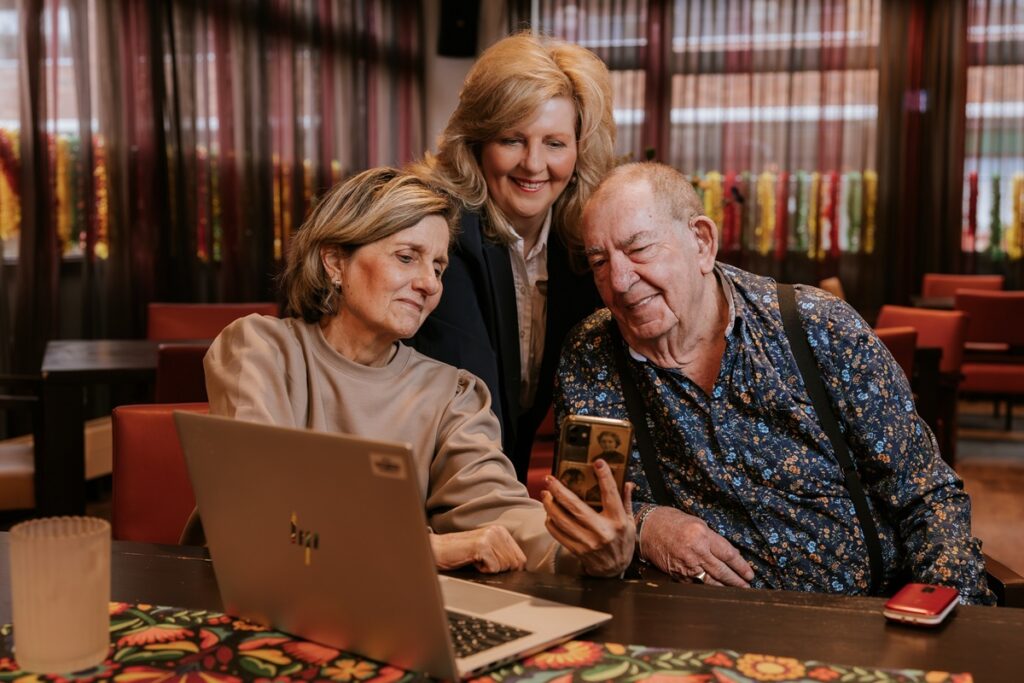 Buurtverbinder aan tafel met twee bewoners van De Mulder