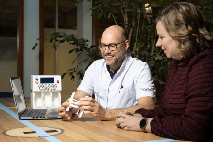 Orthopedisch chirurg dr. Ydo Kleinlugtenbelt van het Deventer Ziekenhuis toont de werking van de PainSafe | Fotografie Rikkert Harink