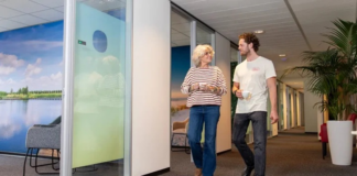 2 personen in gang van een zorginstelling